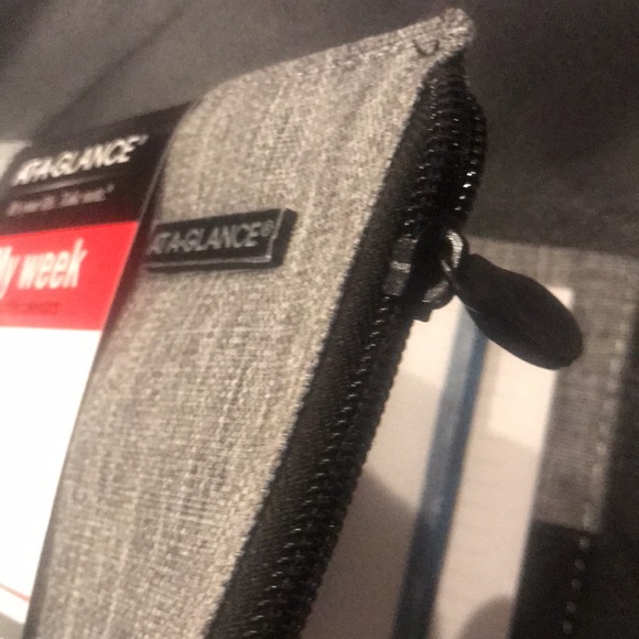 Brand new At a Glance Undated weekly monthly planner - Picture 4 of 9